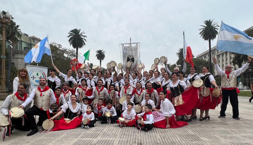 Varias generaciones de descendientes de italianos con atuendos típicos